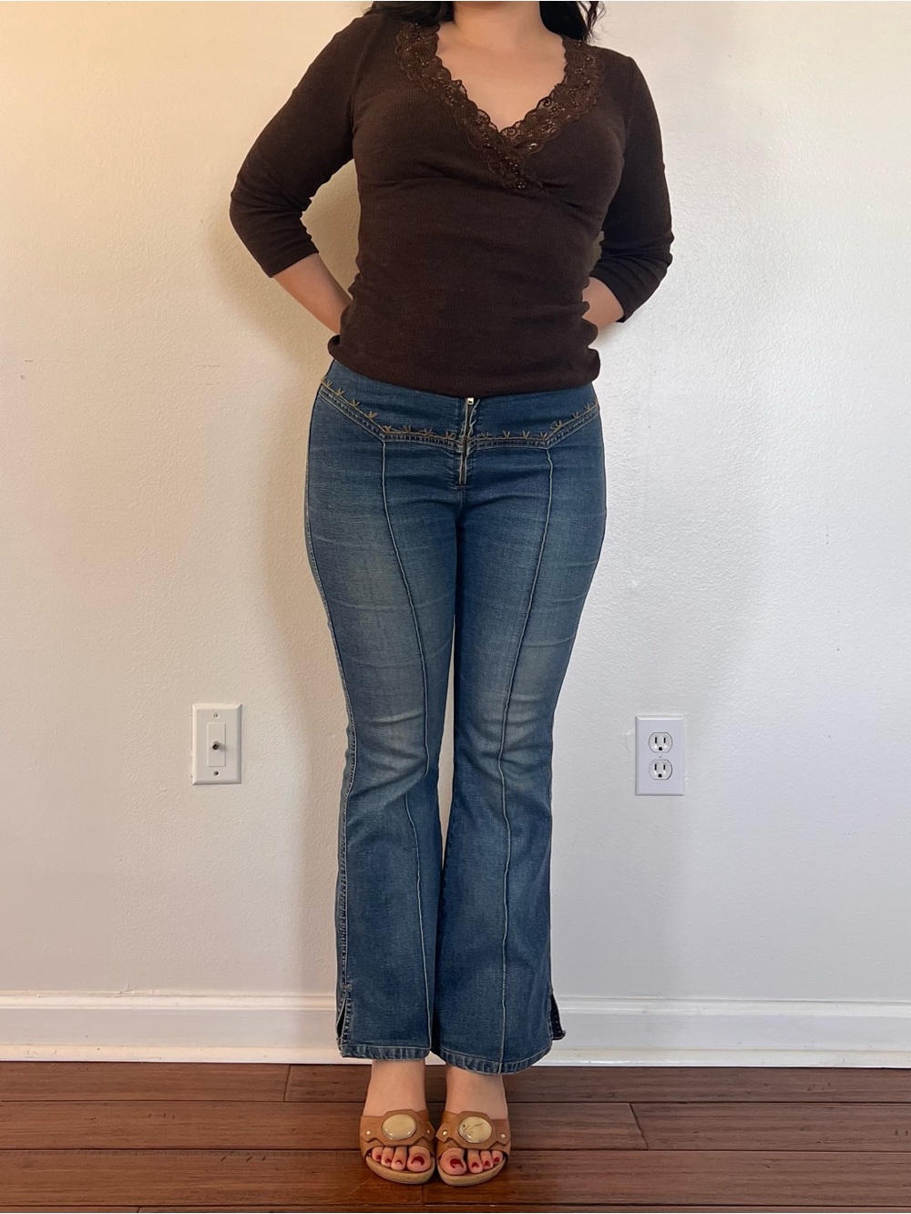 Vintage Y2K DJ Deux Low rise flare jeans with embroidery at the waist. size 6.